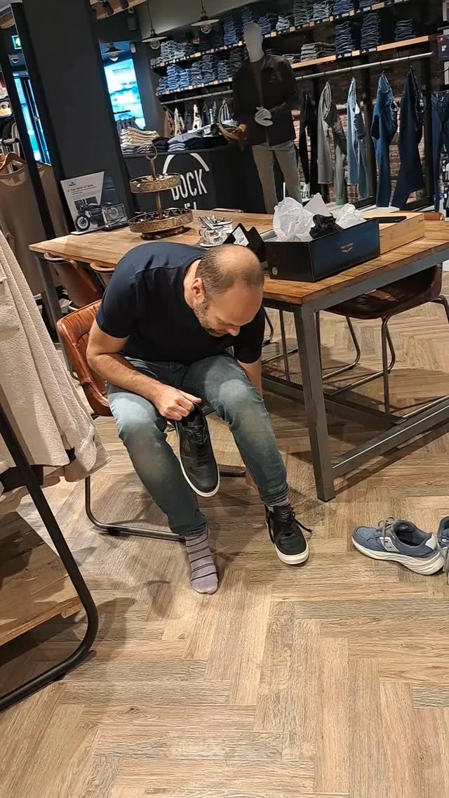 Een heerlijke zondag outfit 👌

Een jeans van Denham met daarop een mooie warme hoodie van Lyle & Scott. 

Jarno draagt hier een paar schoenen van PME onder.

#herenmode #dock54 #nieuwecollectie #lyleandscott #outfit #nieuwamsterdam