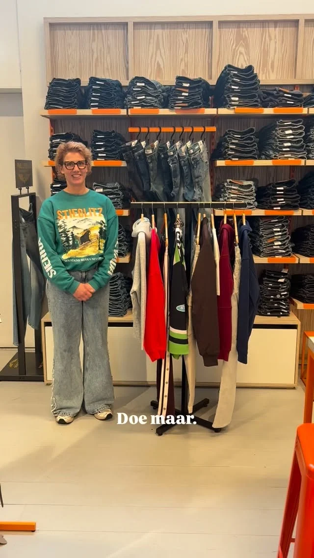 Najaarstrend: Sporty look! ⚽️🏅 

We komen bijna om in alle verschillende najaarstrends, maar om jullie wat inzicht te geven licht Carlijn er één voor jullie uit! 
Een sporty look betekent een sportieve outfit, maar dan zo gecombineerd dat je ‘m elke dag aan kan. Denk aan trackpants, fijne sweaters of hoodies en cargobroeken gecombineerd met stoer bomberjack, sportieve sneakers of een extra laag voor een speelsere look. 

Kom gezellig langs en we vertellen je meer over deze, en alle andere leuke, trends van het moment! ✨🫶🏻

#dock54concepts #dock54 #quotrell #comfortclub #stieglitz