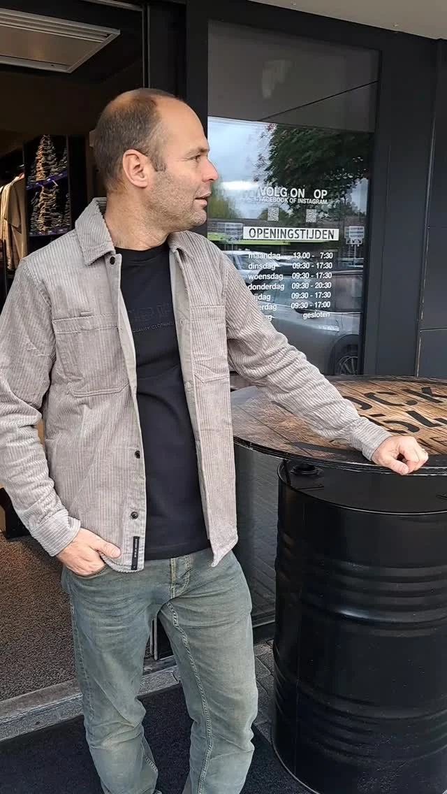 Butcher of blue 💥

Jarno draagt hier de Colby Cord overshirt van butcher of blue in super zacht corduroy.  Afgewerkt met twee borstzakken en stoere zwarte knopen.  Daaronder een t shirt met een logo van butcher of blue er op. 

Voor meer Butcher of blue kom gezellig langs in ons filiaal in Hardenberg of Nieuw Amsterdam 😁

#herenmode #butcherofblue #dock54 #nieuwecollectie #nieuwamsterdam #hardenberg
