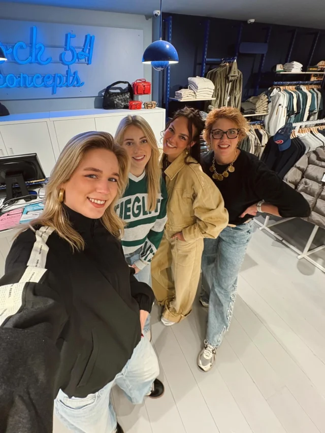 💪🏻 TEAM ZATERDAG! 

Woohooo, het is weer weekend! 
Vier jij het weekend of sluit jij je vakantie af met een nieuwe look?! 
Dit gezellige team staat tot 17.00 voor jullie klaar 🛍️✨. 

#dock54 #dock54concepts