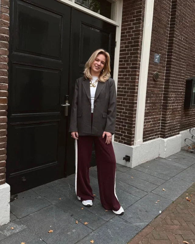 ♥️ BESTSELLER ALERT 

We mogen weer een item van Catwalk Junkie als bestseller bestempelen! ✨
Deze stoere trackpants met strepen en knoopjes gaat als een malle, dus kom snel shoppen! 💨
Mel combineert deze broek met een blazer met glitterstuds van Circle Of Trust en een kanten top van Sisters Point 🪩. 

#dock54 #dock54concepts  #catwalkjunkie #circleoftrust #sisterspoint