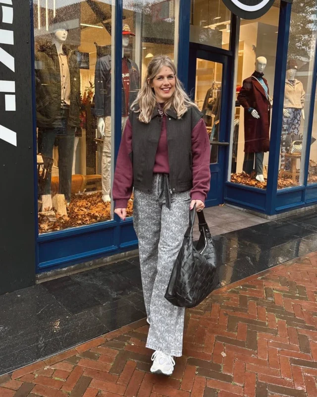 ❤️‍🔥 Laagjes! 

We kunnen er niet over ophouden… 
In het najaar mogen we los gaan met laagjes! 
Lotte combineert hier een gilet van Circle Of Trust met een fijne sweater van Colourful Rebel en een stoere jeans van Scotch&Soda ✨. 
Oh ja, niet te vergeten deze te gekke tas van Núnoo Bags! Handig voor school, werk of elke andere gelegenheid 🤪.

#dock54concepts #dock54 #nunoobags #colourfulrebel #circleoftrust #scotchsoda