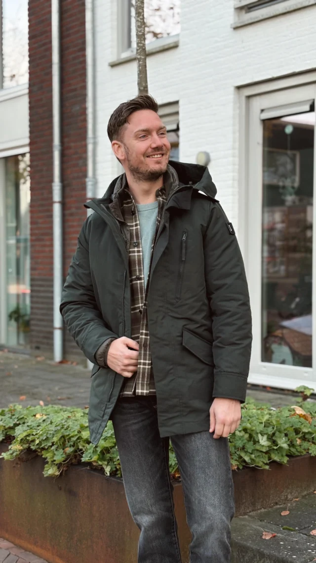 🌨️❄️ Dé perfecte winterjas voor elke man! 

Deze halflange parka van Butcher of Blue bestaat uit twee (!) los te dragen jassen 👀. De buitenste jas is een stoere parka met een magnetische sluiting en is wind en waterdicht. Rits de buitenste jas los en je hebt een puffer van lichtgewicht met imitatie dons over. 
Door deze optie is het een jas voor elke man en heb je de luxe je jas het hele jaar door te kunnen dragen! 💪🏻

De jas kost €399,95 en houdt je zonder enige twijfel warm en droog tijdens de koude dagen 🥶. 

#butcherofblue #butcher #dock54 #dock54concepts #winterjas