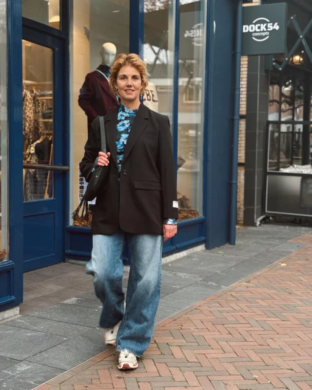 💙 COLOURFUL REBEL

De bestseller van Colourful Rebel in een nieuw ‘jasje’ is weer terug 👀. 
Deze collectie is het cijfer op de achterkant van de welbekende blazer van denim! 💙
Je snapt natuurlijk wel dat dit onze favoriet is 🤭. 

De meshtop die Carlijn eronder draagt is ook van Colourful Rebel en de jeans is van Gstar.

#dock54concepts #dock54 #colourfulrebel