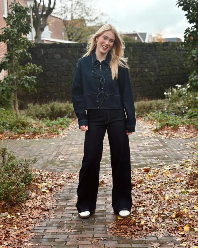 💙 DENIM ON DENIM 

Wij zijn verliefd op deze set! 🤩❤️‍🔥
Deze té leuke top van Harper & Yve met strikjes kan je op verschillende manieren afstylen! Bo draagt de top met een loose fit jeans van Catwalk Junkie die er perfect bij past 👖. Maak je look af met een speels meshtopje of colletje eronder en als je dan toch bezig bent… een leuke Nùnoo Bag kan ook niet ontbreken 🤭.

#dock54concepts #dock54 #harperandyve #catwalkjunkie #weekend #weekendlook