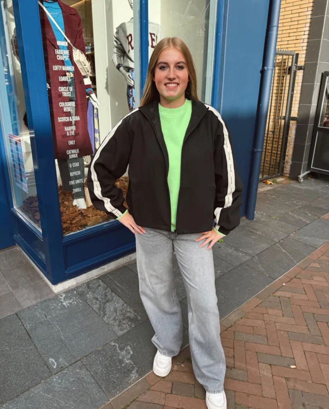 👋🏼💙 Hi Roos! 

Onze nieuwe stagiaire Roos komt ons team elke woensdag t/m maart vergezellen! 🥰

Ze draagt een toffe sweater in knallend kleurtje van Stieglitz met een vestje van Colourful Rebel 🤩. 

#dock54 #dock54concepts