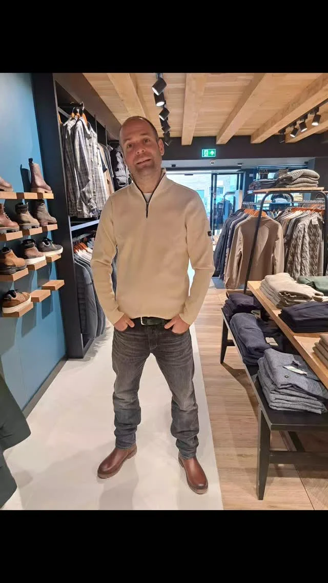 Zondag🍁🍂

Wat een heerlijke zondag outfit .. 😍

Jarno draagt hier een jeans van Butcher of Blue met daarop een half zipp met hoge kraag en korte ritssluiting van het merk Quotrell. 

Daaronder een stoere boots van PME Legend 🤎

#herenmode #dock54 #herenmodezaak #winkelen #quotrell #shoppen #nieuwamsterdam