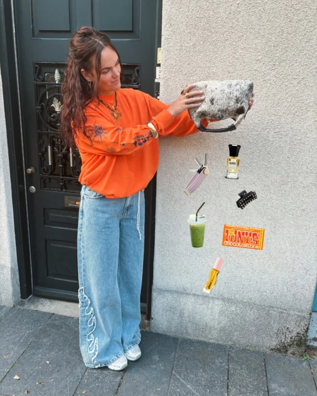 What's in our bag? 👀

Wat neem jij elke dag mee in je tas?
Er zijn een aantal dingen die jij bij je MOET hebben als je de deur uitgaat en die willen wij je even laten zien 🤭.
Om te beginnen met de Barfly van Scotch&Soda. Een heerlijke parfum voor dames en heren. Een key organiser van Orbitkey houdt je sleutels bij elkaar, waardoor je niet alleen je sleutels, maar ook je tas netjes houdt 😉. 
Daarnaast vergeten wij nooit onze haarclip, een matcha to go, een heerlijke chocoreep en een lipgloss 🙈.

#whatsinourbag #dock54 #dock54concepts