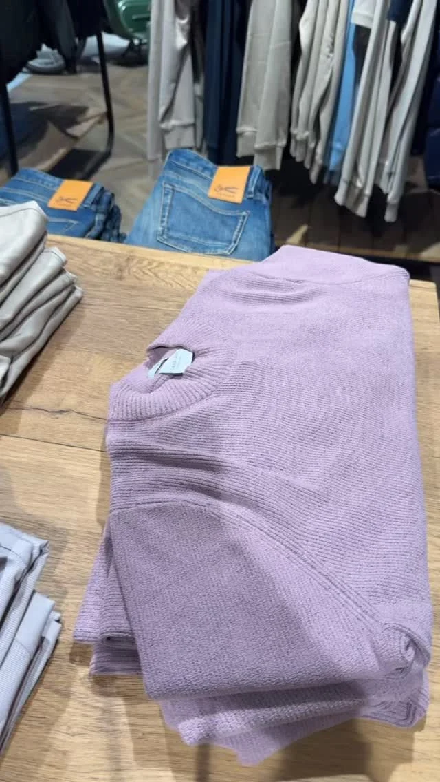 De frissere dagen komen eraan en hoe fijn is het om dat een heerlijk sweater of trui aan te doen. Wij hebben een ruime keuze hierin. Tot zo 😊

#herenmode #mannenmode #dock54 #winkelen #truien #sweater #nieuwecollectie #herenkleding #dock54mannenmode