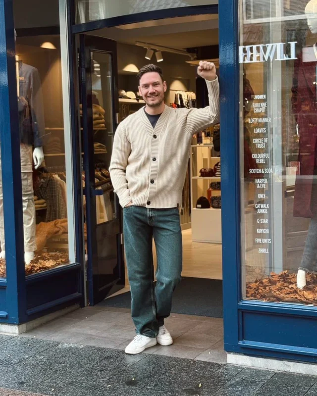 💙 Comfy sunday fit 

Plof deze zondag op de bank met dit heerlijke vest van Gstar en zeker van een comfortabele fit ben je zeker! 💪🏻 wil je je look compleet maken? Shop dan ook deze stoere jeans van Kuyichi erbij 🛍️.
Vandaag zijn we gesloten, maar onze webshop is 24/7 open! 🫶🏻

#gstar #kuyichi #dock54 #dock54