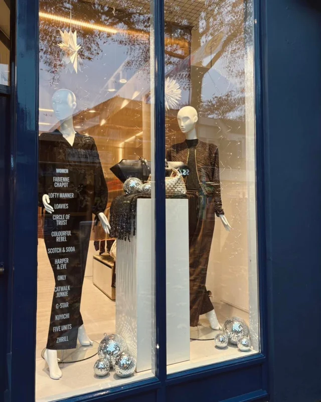 🤎 LOFTY MANNER ETALAGE 🤎

We zetten Lofty Manner in het zonnetje (of eigenlijk in de glitter… 🤭) met deze toffe etalage ✨. 
De partycollectie van dit té leuke merk hangt al eventjes in de winkel, dus wil je jouw kerstoutfit stress dit jaar voorkomen? Kom gezellig langs! 🎄✨🪩

loftymanner
#loftymanner #loftymannercollectie #loftymannerlook #dock54 #dock54concepts