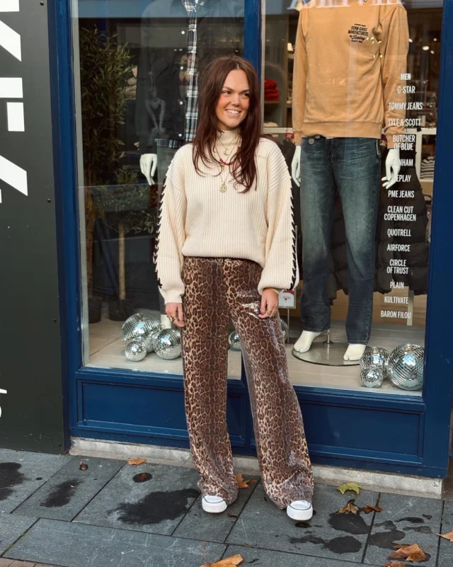 🐆✨ NEW: Harper & Yve 

Glitters en panterprint?! Een perfecte combo, als je het ons vraagt 👀. 
Harper & Yve komt met deze toffe items voor de feestdagen, maar zoals je ziet styled Noa de items zo dat je ze elke dag van de week aan kan. Of het nou feest is of niet, er zijn genoeg opties ❤️‍🔥. 

#harperandyve #dock54 #dock54concepts