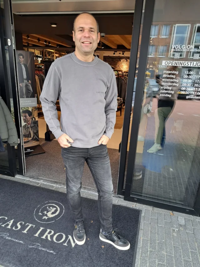 Het weekend in🤗

Het is vrijdag en bijna weekend.. Jarno draagt hier een stoere jeans van Cast Iron met daarop een comfortabele sweatshirt ook van Cast Iron. 

Daaronder een paar mooie zwarte sneakers van PME Legend 🖤

#dock54mannenmode #castiron #nieuwamsterdam #herenmode #shoppen #pmelegend #outfit