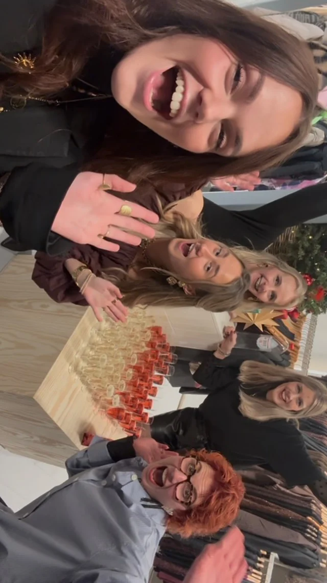 💪🏻🎄 Voorbereidingen voor ons Christmas Shopping Event! 

De dames van ICI Paris XL zijn gearriveerd, de lootjes staan klaar, de prosecco is ingeschonken en ook wij staan klaar voor jullie! 
Kom jij straks ook nog langs? We zijn tot 21.00 open! 🫶🏻🎄✨🪩

#dock54concepts #dock54 #iciparis