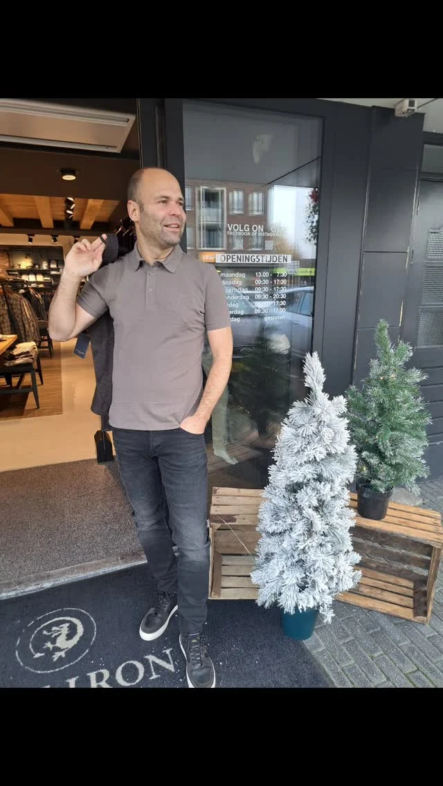 Cavallaro 🤎🖤

Jarno draagt hier een donkerbruine overshirt van Cavallaro en is perfect voor de man die houdt van een sportieve en verzorgde look met comfort.
Ideaal voor zowel werk als vrije tijd. 
Daaronder heeft Jarno een bijpassende pollo van Cavallaro uitgezocht wat weer perfect match bij de overshirt.

Een stoere jeans van Cast Iron en afgestijld met een paar sneakers van PME Legend 👌

#herenmode #cavallaro #castiron