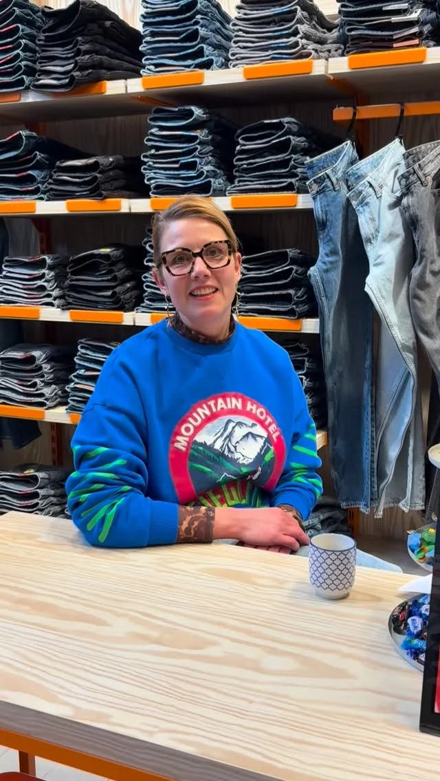 💜 Samen voor Elmary 

Het werken in een kledingwinkel is veel meer dan alleen mooie spullen verkopen en gezellige praatjes maken met klanten. Via de moeder van Elmary kreeg Carlijn het aangrijpende verhaal te horen. Ze twijfelde geen seconde: hier gaan we wat mee doen. 

Woensdag 10 december, tijdens ons Christmas Shopping Event, kan je door middel van een verloting Elmary helpen naar genezing. 
In Amerika is er namelijk een behandeling die haar kan helpen, maar hier is veel geld voor nodig. 

Wil je niet meedoen aan de verloting, maar wil je wél doneren? Dan kan dat natuurlijk ook.
Via deze link ga je naar site van Elmary waar doneren mogelijk is: https://samenvoorelmary.nl 

Samen voor Elmary 🫶🏻

#dock54concepts #dock54 #samenvoorelmary