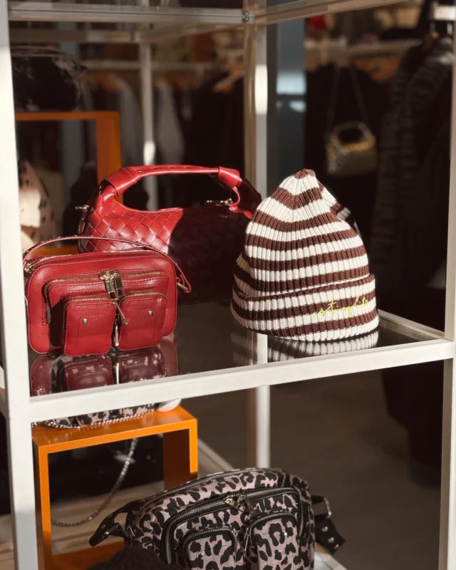 🎁 CADEAUTIPS 

Last minute cadeautips voor pakjesavond! 
Heb je lootjes getrokken, moet je je knutselkunsten nog uit de kast trekken of wil je iemand gewoon verwennen? Dan helpen wij jou met het opdoen van leuke cadeau ideeën 🫶🏻. 

#cadeautips #cadeau #sinterklaascadeau #dock54 #dock54concepts