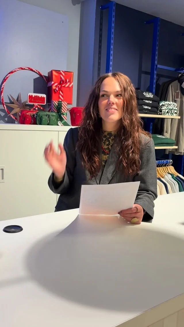 🏆👀 Prijzen voor de verloting! 
 
We laten jullie natuurlijk niet in spanning wachten 🤭.
Het is een flinke lijst aan prijzen, dus hier alvast een sneakpeak 👀.
Op welke prijs hoop jij tijdens de verloting van morgenavond? 🏆
Belangrijk: de verloting wordt doorgetrokken t/m zaterdag 13 december. We maken zondag 14 december de prijzen bekend! 

- 2x een riem van Legend 
- 1x artikel naar keuze van Sisters Point
- 2x een artikel van Only t.w.v. €50
- 2x een artikel naar keuze van Harper & Yve
- 1x een artikel naar keuze van Lofty Manner
- 1x een jeans van Catwalk Junkie (de loose of barrel fit)
- 1x een set van Not A Label
- 1x €100 shoptegoed van Loavies 
- 1x een trui of jeans naar keuze van Scotch&Soda
- 1x een ontbijtje voor 2 personen bij de Koffiepot 
- 1x een pakket van ICI Paris XL
- 3x een bon van €25 van Dock 54 Concepts

De volledige opbrengst gaat naar Elmary 🫶🏻

#dock54concepts #dock54 #samenvoorelmary