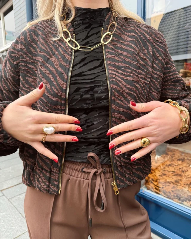 🤎✨ Bruintinten

Dit jaar draaien de kerstlooks niet alleen om zwart 👀. De trenkleuren, bruin en bordeaux, zijn namelijk net zo goed stijlvol, chic en vrouwelijk te stylen tijdens de feestdagen 🤎. 
De hele set is van Lofty Manner en de sieraden zijn van Rose&Camellia ✨.

#dock54 #dock54concepts #kerstoutfit #kerstlook #loftymanner #roseandcamellia