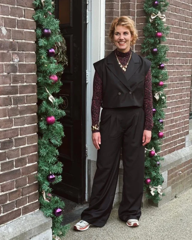 🪩 FESTIVE LOOKS

December betekent niet alleen lekker eten en heel veel festiviteiten, maar ook leuke outfits! 🪩
Deze toffe set van Harper&Yve is makkelijk te combineren, chic én vrouwelijk ✨🤩.
Style je look met de mooie sieraden van Rose&Camellia en je kan zo aanschuiven bij het kerstdiner 🤭🎄🎅🏻.

#harperandyve #dock54 #dock54concepts #kerst #kerstlooks