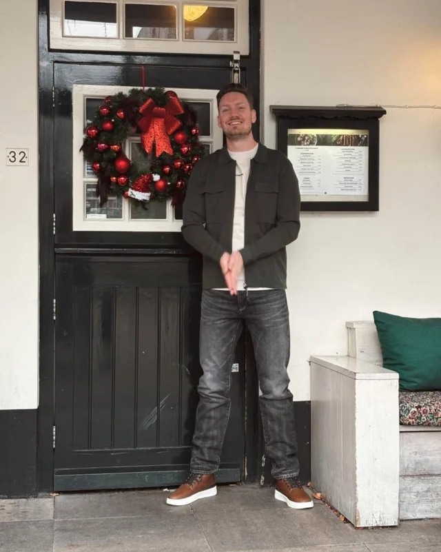 ✨ Casual & chic voor de mannen 

Heb je onze blog al gelezen over de trends voor de feestdagen? Deze is te vinden op onze webshop! 
Eén van de trends is het combineren van casual & chic. Voor de meeste mannen ideaal, want dit heb je ook na de feestdagen weer aan 😉. 
Maak je look af met een paar nette schoenen van PME en je kan zo aanschuiven bij het kerstdiner 🎄🍴.

https://dock54.nl 

#kerst #kerstoutfit #dock54 #dock54concepts