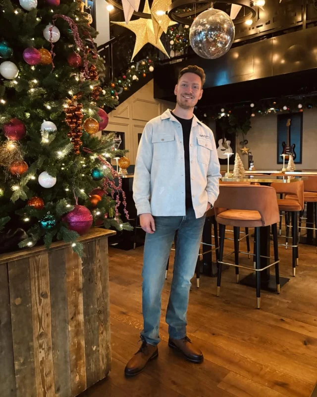 🎄✨ Nog 2 dagen tot kerstavond! 

YAY, nog twee dagen en dan mogen we Kerst inluiden met Kerstavond 👀.
Wat zijn jouw plannen? 
Een tip van ons: ga langs bij grandcafedetroubadour of maak alvast je reservering voor volgend jaar 🤭🎄.

#kerst #dock54 #dock54concepts #kerstavond