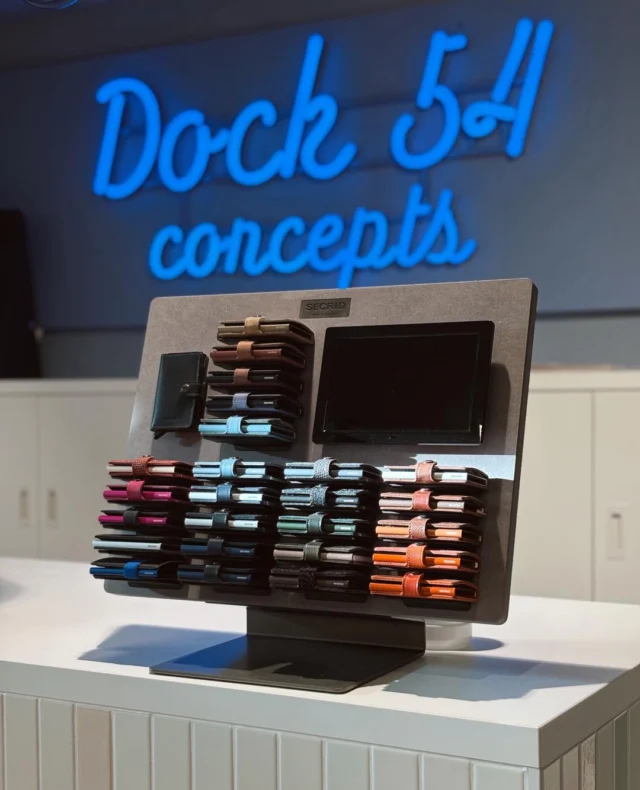 🎁🎄 Cadeautip! 

Cadeautip voor de kerst: een Secrid wallet ✨.
Deze handzame pasjeshouder is een leuk cadeau voor een brede doelgroep. We hebben ze in verschillende kleuren, maar ook de basiskleuren shop je bij ons 🛍️.

In de pasjeshouder kunnen maximaal 6 pasjes, afhankelijk van de dikte. 
Prijs: tussen de €69,99 en €79,99 

  #dock54 #dock54concepts #kerstcadeau #cadeautip #kerst #feestdagen #secridwallet