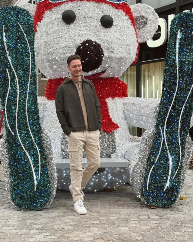 ❄️ Christmas vibes 

Het aftellen tot kerst is toch echt begonnen! ⌛️ 
Mannen, kom dit jaar met een nette look voor de dag en schuif dit jaar netjes aan bij het kerstdiner 😉🎄.

🤎 Overshirt en truitje zijn van Pure Path.
🤎 De cargobroek is van Butcher of Blue. 

#dock54 #dock54concepts #kerstlook #kerstoutfit
