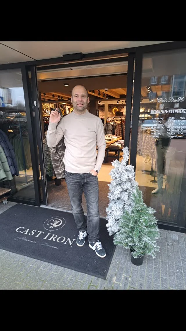 Butcher of blue 🖤🎄

Jarno draagt hier een mooi geruit overshirt in een zware flanellen kwaliteit , super zacht en lekker warm. 
Daaronder draagt Jarno de clifden trui met een ronde hals. 

Afgestijld met een stoere zwarte denim van Butcher of Blue.
Rechte pijpen voor een tijdloze look en gemaakt van hoogwaardige denim met Stretch. 

Voor meer Butcher of Blue kom gezellig langs in onze winkel😊

#dock54 #butcherofblue #kerstshoppen