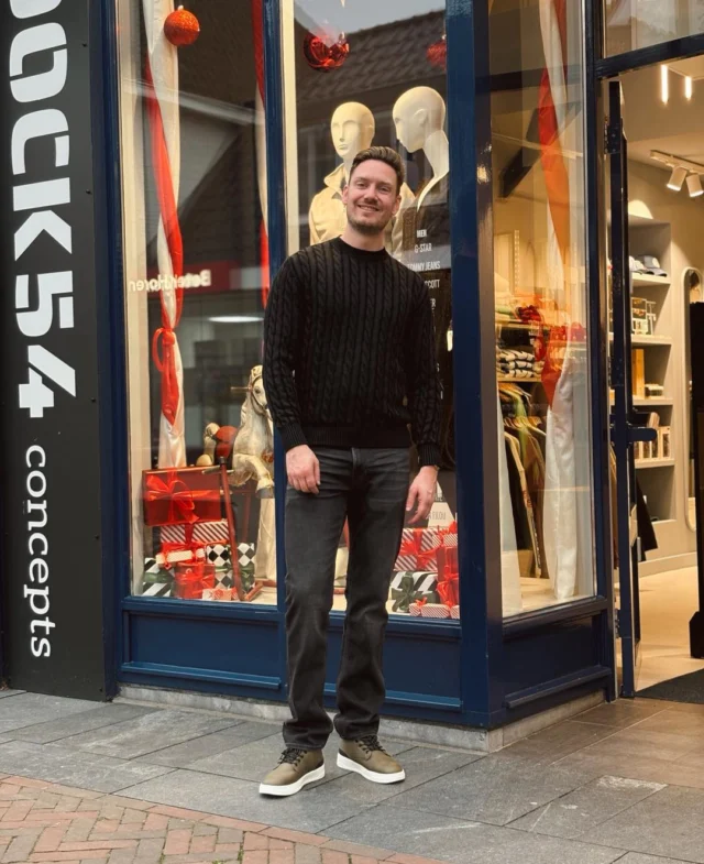 ⏰ Last minute outfit inspiratie voor de heren! 

Op het laatste moment tóch nog een nieuwe outfit nodig? Heel herkenbaar voor velen! 
Gelukkig zijn wij er om je te helpen en ervoor te zorgen dat je netjes voor de dag komt tijdens oud & nieuw 😉🎆.
Deze look is perfect voor uitzitten op de bank, een etentje of een feestje in de late uurtjes. 

🤎Trui en jeans zijn van Replay