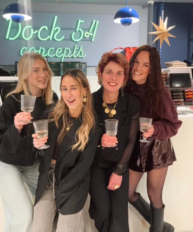 🥂 PROOST & bedankt! 

Wat een drukke en gezellige dag was het vandaag ✨🫶🏻.
Iedereen een hele fijne kerstavond en GENIET ♥️🎄.

#dock54 #dock54concepts #kerstavond