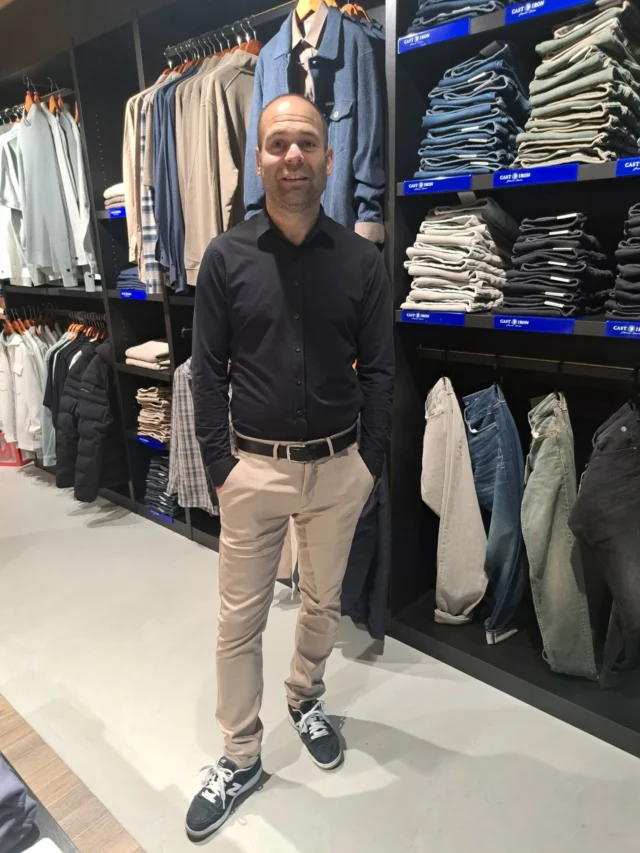 🎄Kerstoutfit🎄

Wil je niet in pak maar toch netjes en casual gekleed met de kerstdagen?  Dan is deze outfit echt super!

Jarno draagt hier de beige chino van Cast Iron met daarop een zwarte overhemd, gemaakt van een speciale materiaalmix. Dit hoogwaardige materiaal biedt erg goede stretch en houdt zijn kleur lang vast. 

Zien we jullie vandaag? 🎅🌲

#castiron #dock54mannenmode #kerstshoppen