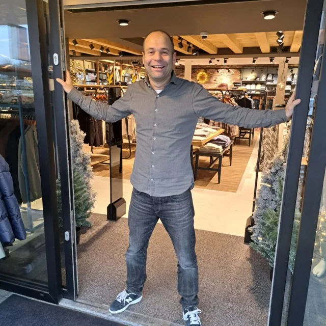 De deur is open!!

De koffie staat klaar☕️

Zien we jullie vandaag?