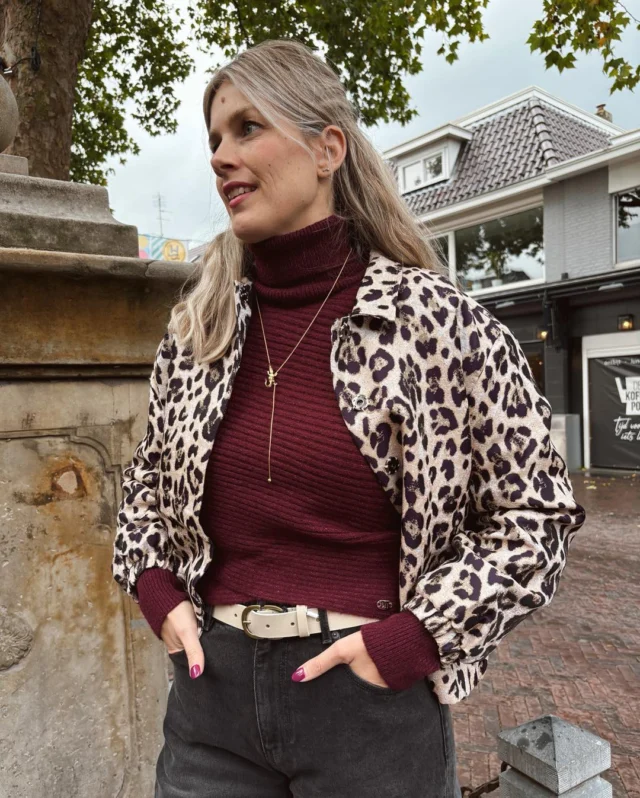 💨 LAST CHANCE

Wees er snel bij, want van dit te leuke jasje en trui zijn er nog maar wat laatste maten… 👀
Wacht dus niet te lang. Een DM sturen mag ook altijd 💙.

Lotte maakt haar look af met een toffe ketting van Rose&Camellia ✨.

De barrel fit jeans is van Catwalk Junkie.

#catwalkjunkie #loftymanner #colourfulrebel #dock54 #dock54concepts