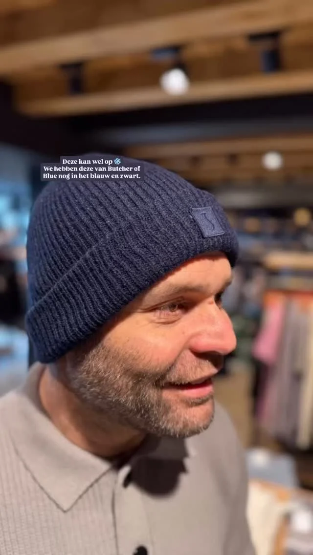 Met dit koude weer kan de beanie oftewel de muts wel op. Wij hebben deze van @butcherofblue nog in het zwart en donkerblauw. 

#herenmode #mannenmode #koud #winter