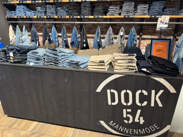 BROEKEN SALE.
Op deze tafel 30% KORTING op alle broeken. Sla nu je slag en scoor je broek NU. 
Merken zoals Vanguard, DenHam, Cast Iron. 

Deze kans laat je toch niet aan je voorbij gaan. Oh en vanavond zijn wij open! 

 #koopavond #sale #fashionformen #Mannenmode #opruimingssale #opruiming #Herenmode #saleshopping #trendykleding