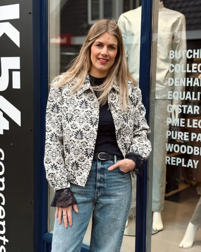 💙 LAAGJES LAAGJES LAAGJES💙

Wisselvallig weer betekend natuurlijk laagjes! Lotte draagt dit gave jasje en kanten top van Colorful Rebel. 

Net een leuke touch met de kanten mouwen die eronderuit komen!💙
De jeans die Lotte draagt is van G-STAR

#winkelstadhardenberg #dock54concepts #dock54 #fashioninspo #colourfulrebel