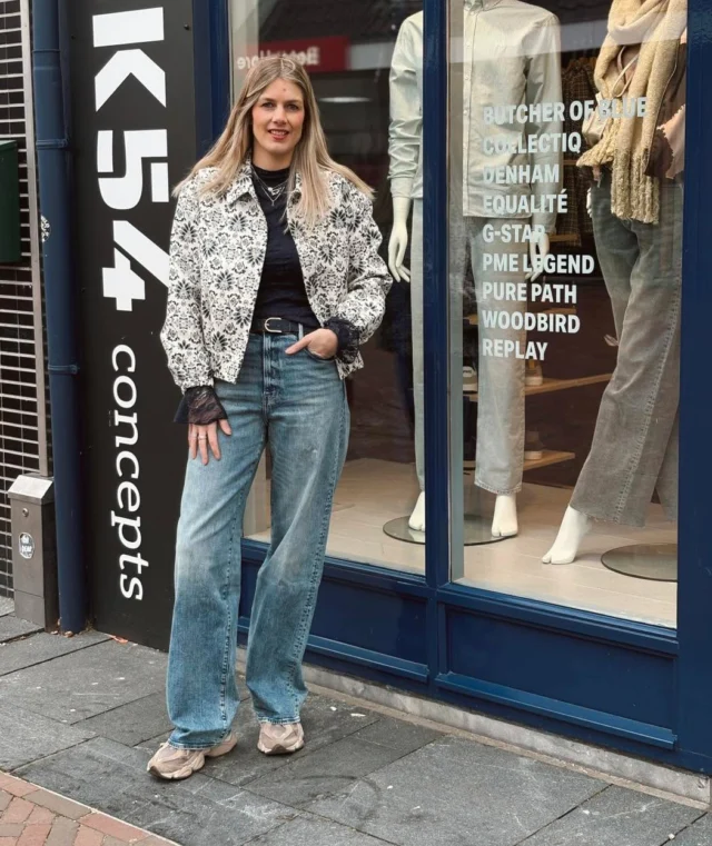 WE 💙 BLUE 

De nieuwe collectie van Colourful Rebel kleurt in mooie blauwe kleuren! 🤩
Dit te gekke jasje combineer je namelijk met een donkerblauwe kanten top (mét speels detail aan de mouw 🔥)

Zoals de meesten inmiddels wel weten is Lotte lang en is de zoektocht naar de perfecte lengte een oneindige struggle. Deze jeans van Gstar is perfect voor de lange dames! 💙

#dock54 #dock54concepts #gstar #colourfulrebel