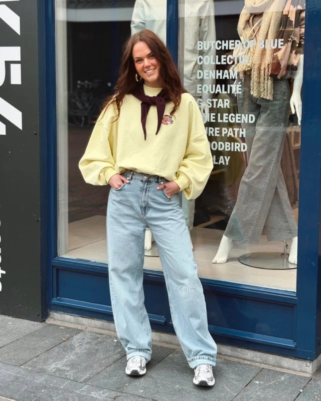 💛 BUTTER YELLOW 💛

Eén van de trendkleuren voor het voorjaar en zomer van 2026 is butter yellow. 
Een zachte kleur geel die te combineren in bruintinten, waar we gelukkig ook nog geen afscheid van hoeven te nemen 🤭
 
De sweater is van Stieglitz en heeft een toffe backprint. Noa draagt hierbij een jeans van hetzelfde merk en een sjaaltje van Catwalk Junkie ✨

#dock54 #dock54concepts #stieglitz #butteryellow #catwalkjunkie