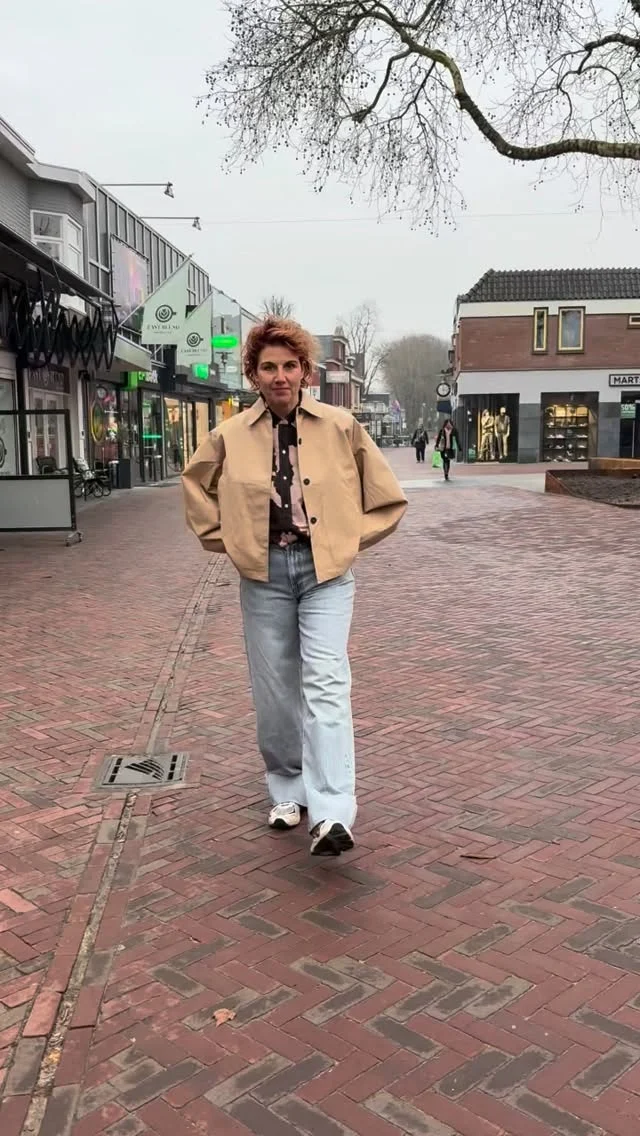🤎 CATWALK JUNKIE 

Wij zijn FAN van dit jasje van Catwalk Junkie! ❤️‍🔥
Lekkere frisse kleur, vleermuismouwen en te combineren met alle stijlen 🤩

Carlijn styled het jasje met een blouse van Scotch&Soda en een jeans van Catwalk Junkie (waar we ook een bijpassend gilet van hebben 👀) 

#dock54concepts #dock54 #catwalkjunkie #scotchandsoda