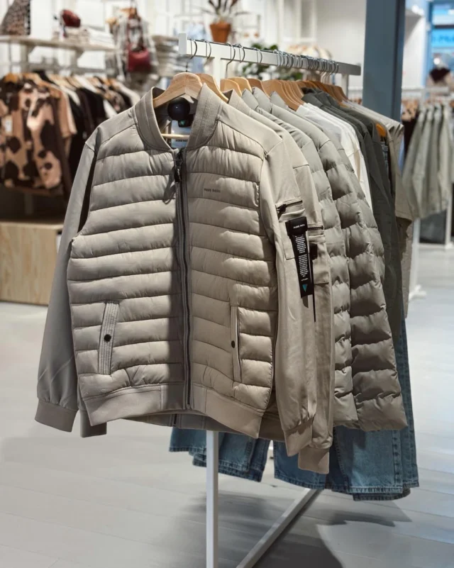 🤎 Tussenjassen! 

Het seizoen van de tussenjassen komt er weer aan 👀
We hebben al een aantal hele leuke tussenjassen hangen van o.a. PME Legend, Catwalk Junkie, Colourful Rebel en Pure Path 🔥

#dock54 #dock54concepts #purepath #pmelegend