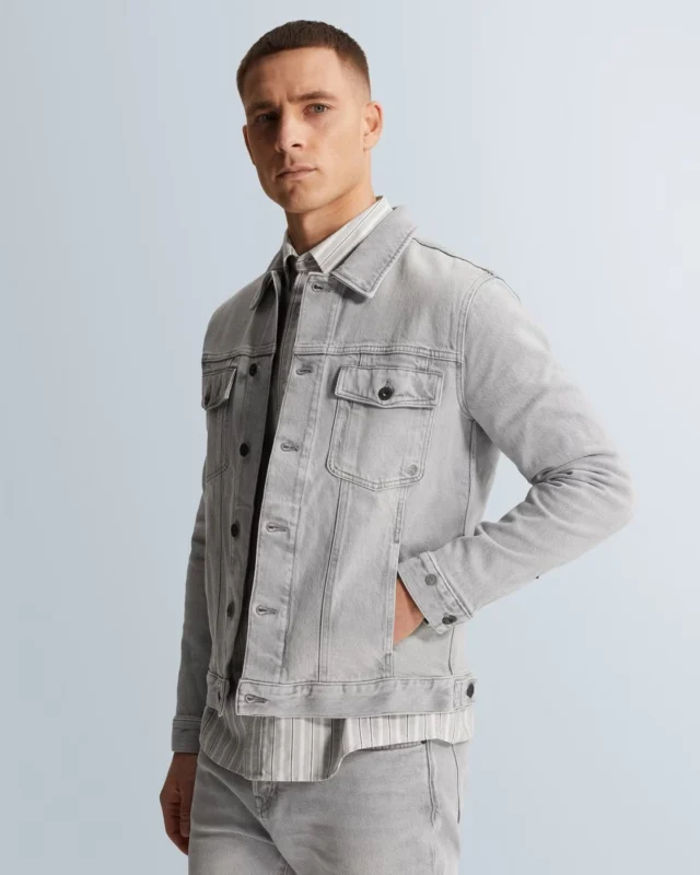 Denim Jacket - Cast Iron
Het spijkerjasje zoals velen kennen komt terug in het modebeeld. Wij hebben deze stoere van Cast Iron binnen gekregen. Combineer met een T-shirt en draag hem ook binnen. Wat ook leuk is om straks te combineren met een bodywarmer voor in het voorjaar. 

 #castiron #fashion #denimjacket #herenmode #mannenmode #winkelen #weekendvibes