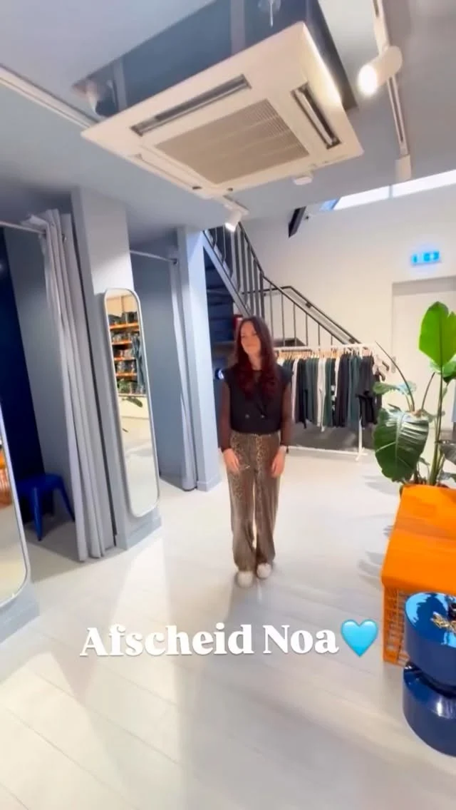 🥹🥹

Misschien hadden sommigen van jullie het al gehoord maar  we nemen afscheid van onze lieve collega Noa🩵

Vandaag is de laatste dag voor haar in de winkel🥲
Na ongeveer 5 jaar vol gezelligheid, lachen, werken en mooie herinneringen is het tijd voor een nieuw avontuur💪🏻
Wij gaan haar natuurlijk heel erg missen, maar wensen haar heel veel succes in wat er komen gaat🍀

Wil vandaag nog voor laatste keer geholpen worden door Noa of om haar nog even gezellig te spreken en succes te wensen. Kom dan vandaag langs in de winkel💙

#dock54concepts #winkelen #afscheid #wegaanjemissen