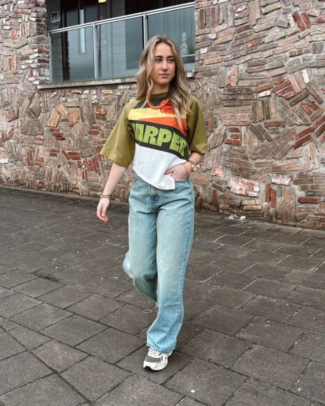 🚶‍♀️‍➡️ Walking into a new week….

Hoe was jouw weekend? 👀
Wij genieten na van de drukte in de winkel en het enthousiasme over de nieuwe collecties 💙

De look van Marsha is, uiteraard, ook uit de nieuwe collectie ❤️‍🔥
De top is van Harper & Yve en creëert een mooie taille voor elk figuur! 
Ze combineert de top met een ketting van Loavies en een jeans van Dr.Denim 🤩

#dock54 #dock54concepts #harperandyve #loavies #drdenim