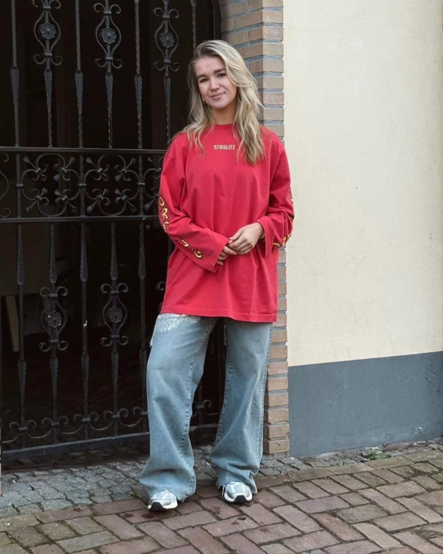 ♥️ STIEGLITZ

Lian laat jullie haar favoriete item uit de nieuwe collectie zien 👀
Deze longsleeve van Stieglitz met toffe backprint en oversized fit móét je hebben! 
Met het topje met kanten onderkant van Sisters Point en stoere jeans van Catwalk Junkie ben jij ready for the day 💪🏻

Kom jij vandaag shoppen? We zijn tot 21.00 geopend 🛍️

#dock54 #dock54concepts #stieglitz #catwalkjunkie