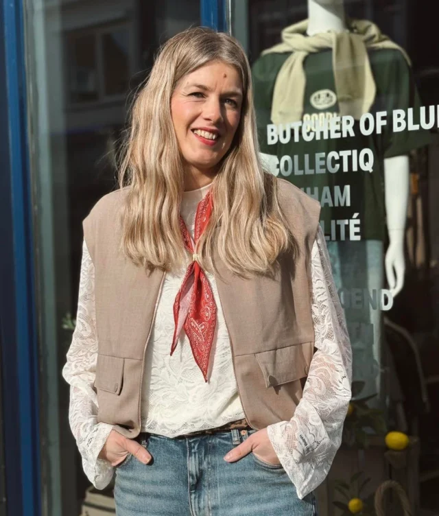 🌞 SUN IS OUT! 

Wat een héérlijk weer 🌞
Tijd voor een frisse en vrolijke outfit, want daar heb je direct zin in als de zon begint te schijnen 🤩

De winkel hangt alweer vol met de nieuwe voorjaarscollecties, dus kom snel langs! 🛍️

🌞 Gilet is van Sister’s Point 
🌞 Kanten top is van Harper & Yve 
🌞 Sjaaltje van Loavies 
🌞 Jeans is van Kuyichi 

#sisterspoint #harperandyve #loavies #dock54 #dock54concepts