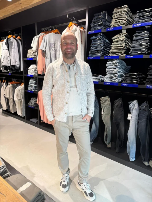 Laagjes is voor dit seizoen heel prettig. Jarno draagt hier een overshirt van Cast Iron waar een motief in verwerkt zit. 

#castiron #mannenmode #herenmode #fashion #dock54