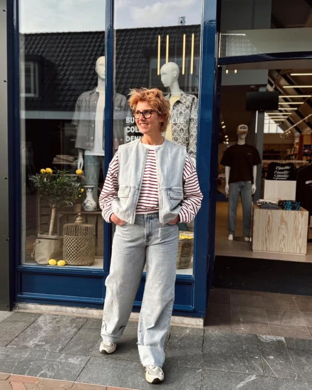 ❤️CATWALK JUNKIE❤️

Carlijn draagt hier deze set van Catwalk Junkie. Een lichte jeans kleur met de bodywarmer maakt je outfit meteen al lekker fris en klaar voor de lente. 

Hieronder zijn natuurlijk veel mogelijkheden met combineren. Wij hebben hem gecombineerd met de wit met rood gestreepte trui. 
Maar een lekker vel kleurtje of printje is net zo gaaf! Oneindig veel mogelijkheden

Het leukste aan de outfit is deze jeans. Door de omgevouwen broekspijp is deze broek Tall en Small proof! Haal het naadje los en pas hem aan naar de juiste lengte!🤩

#dock54concepts #catwalkjunkie #outfitinspo #hardenberg #shoppen