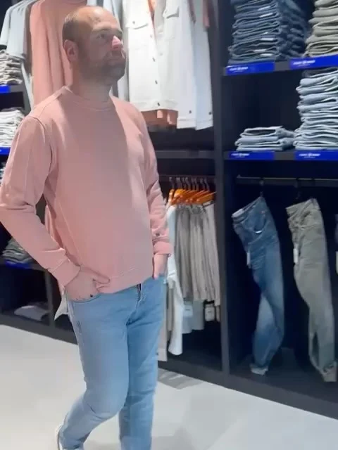 Dit is toch de ideale sweater voor nu. Wel de warmte van een trui (maar niet te dik) in een leuke voorjaarskleur. 

Vanavond koopavond, zien we je dan. 

#voorjaar #herenmode #sweater #fashion #castiron