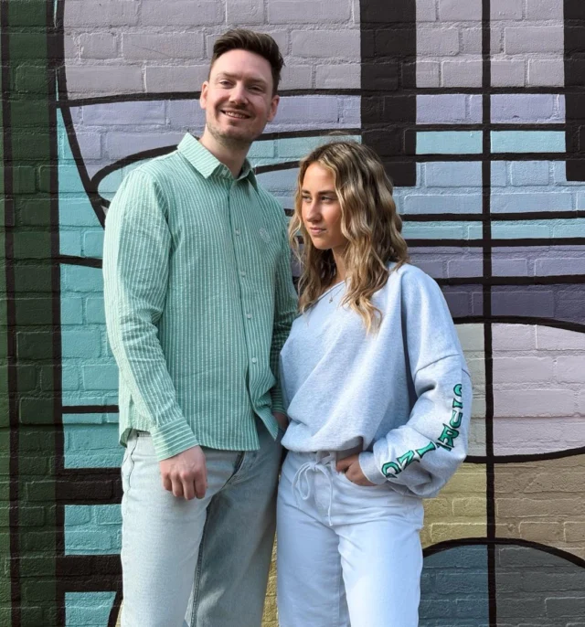 💚FRISSE KLEUREN💚

De lekkere dagen en frisse kleuren komen er weer aan! Zo zie je dit ook terug in de winkel. 

Ruben zijn outfit is van Denham! 💚
Marsha draagt de sweater van Stieglitz, wat deze trui zo leuk maakt is dat hij offshoulder is plus natuurlijk de gave backprint! Haar broek in van Only.

#outfitinspo #stieglitz #Only #denham #hardenberg #dock54